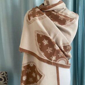 🛍️ Elegant INSPIRED BOUGIE Tan and Cream Women's Scarf and/or shawl 🛍️ NWT
